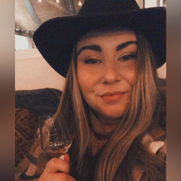 Meet your Posher, Courtney - Picture 1 of 1